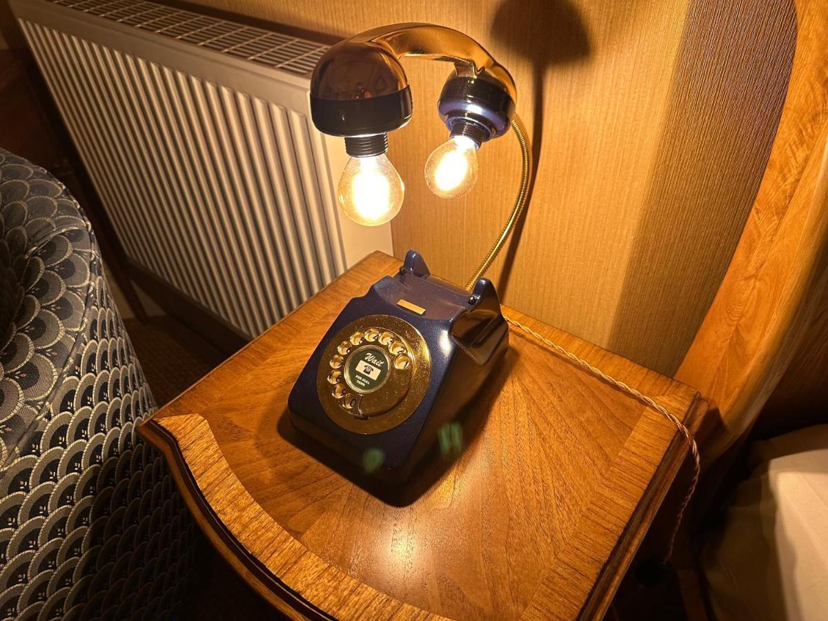 Chester House Guest House Екстериор снимка A telephone lamp