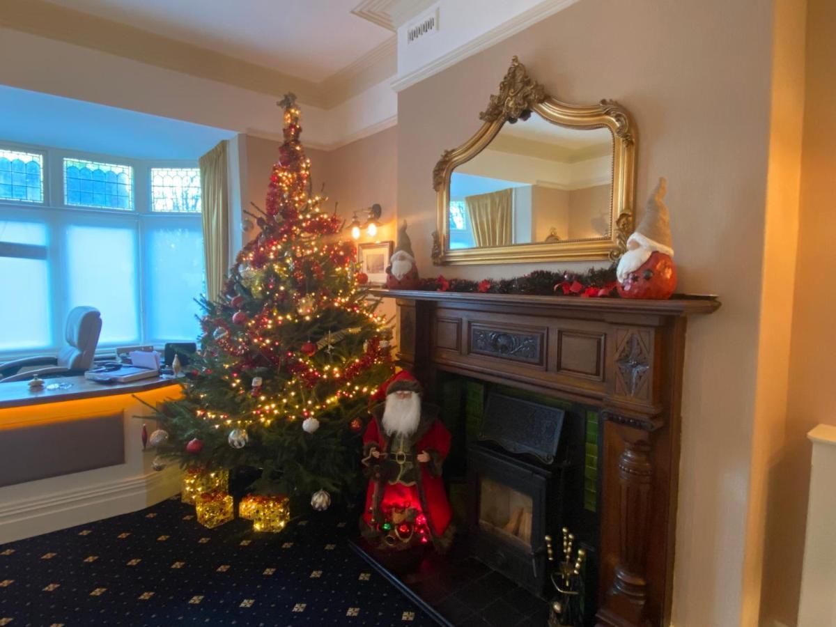 Chester House Guest House Екстериор снимка The Christmas tree at the station