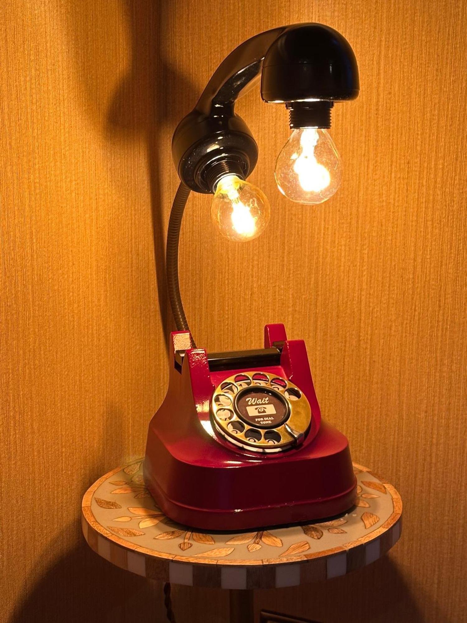 Chester House Guest House Екстериор снимка A telephone lamp