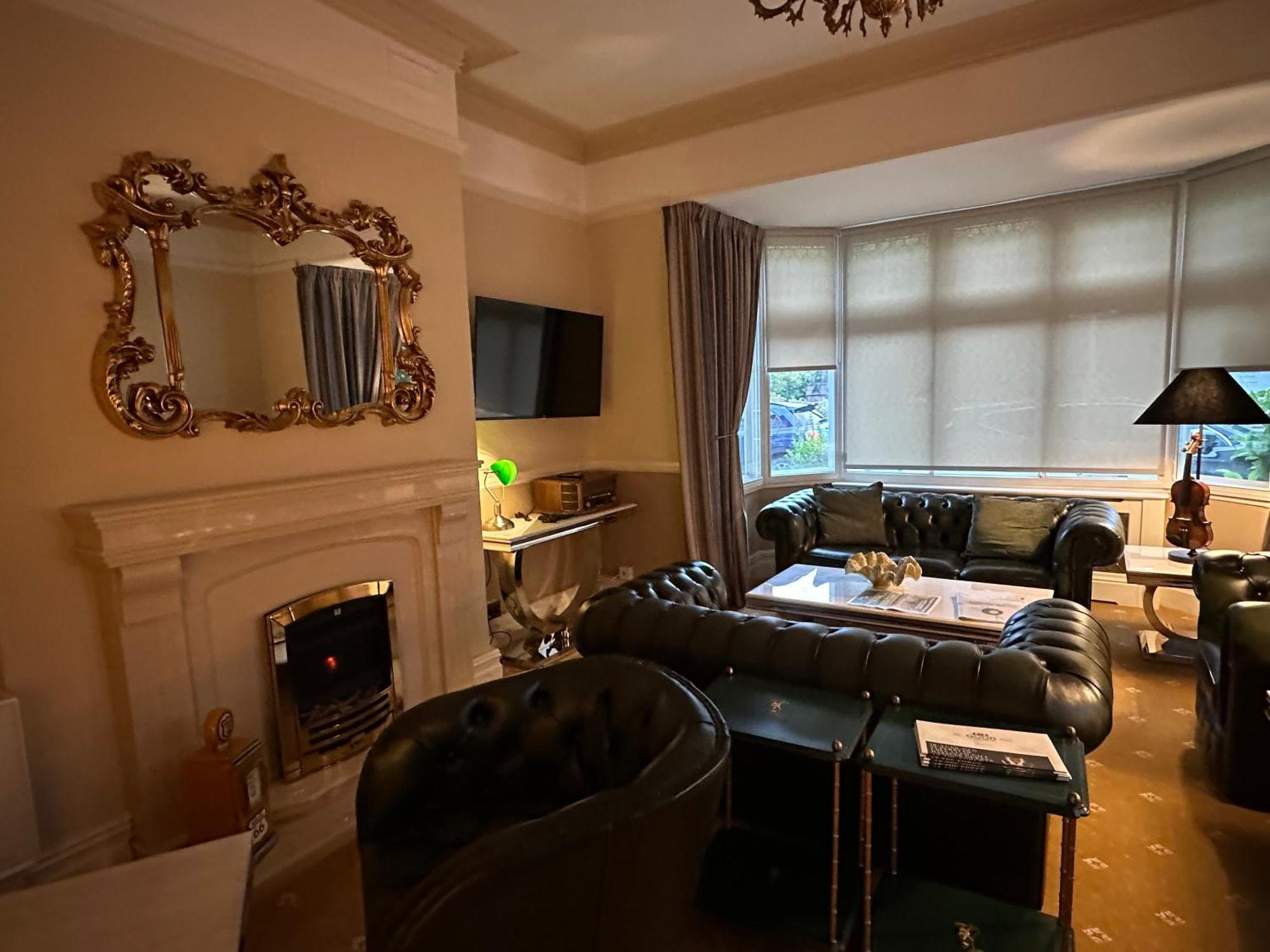 Chester House Guest House Екстериор снимка The living room of a typical apartment