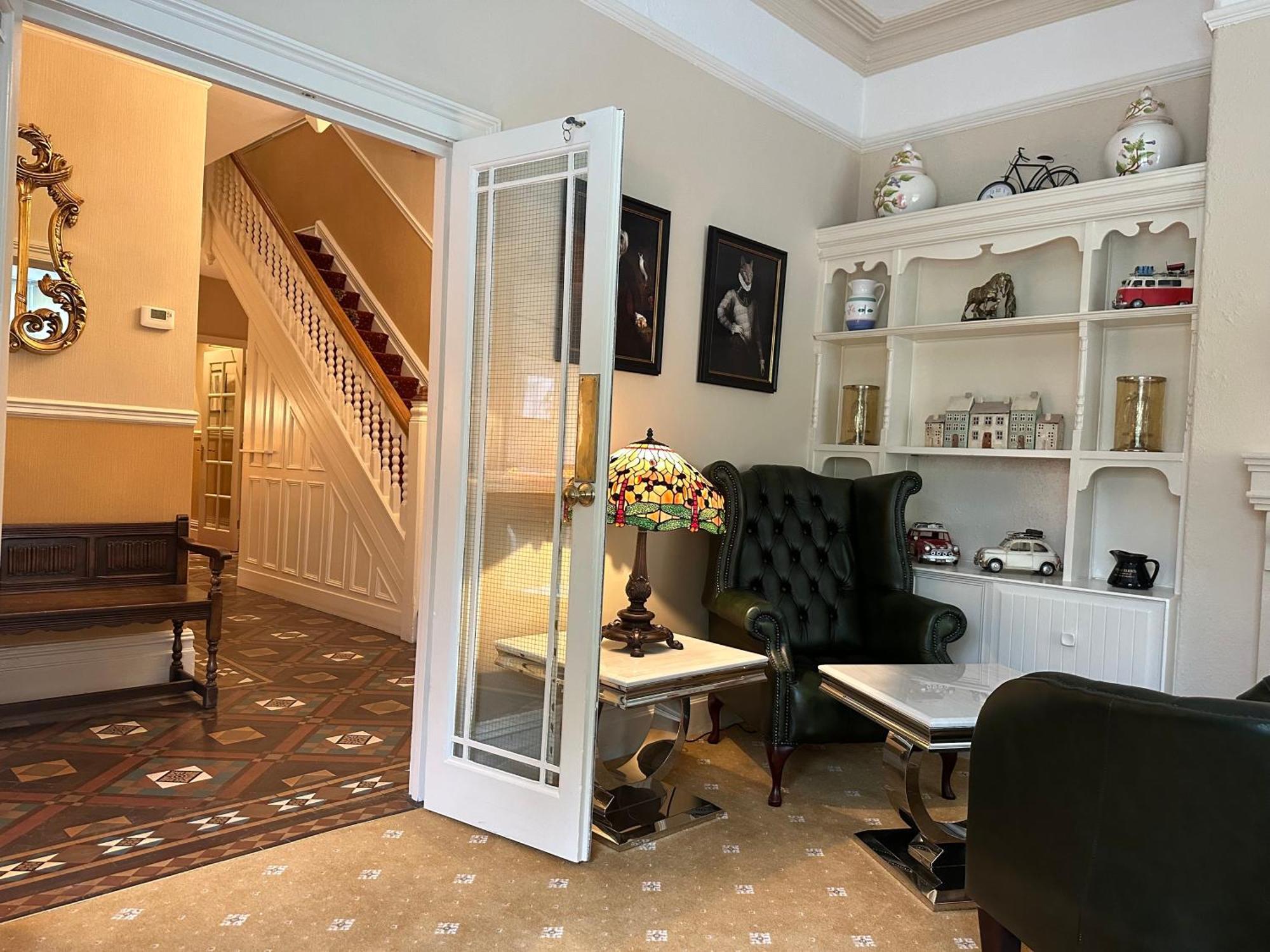 Chester House Guest House Екстериор снимка A French door