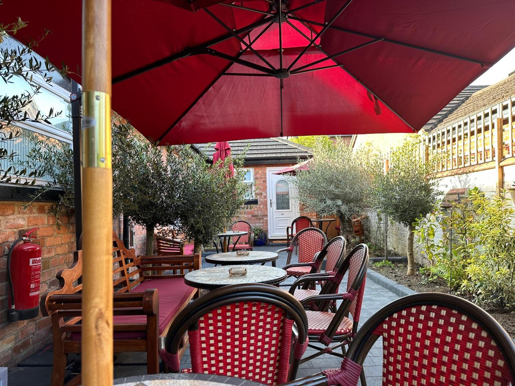 Chester House Guest House Екстериор снимка The courtyard of the restaurant