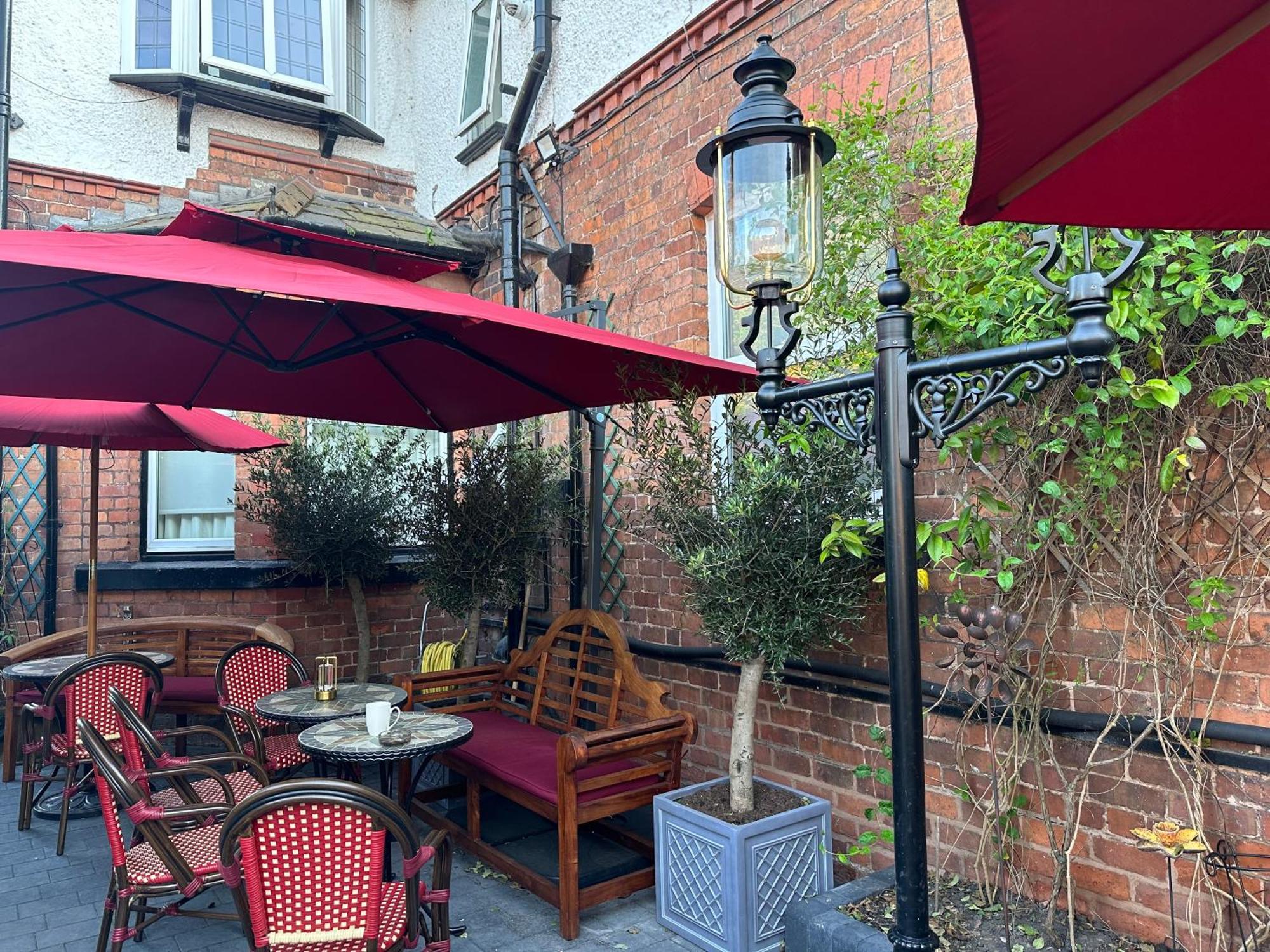 Chester House Guest House Екстериор снимка The courtyard at the Old Bank Hotel