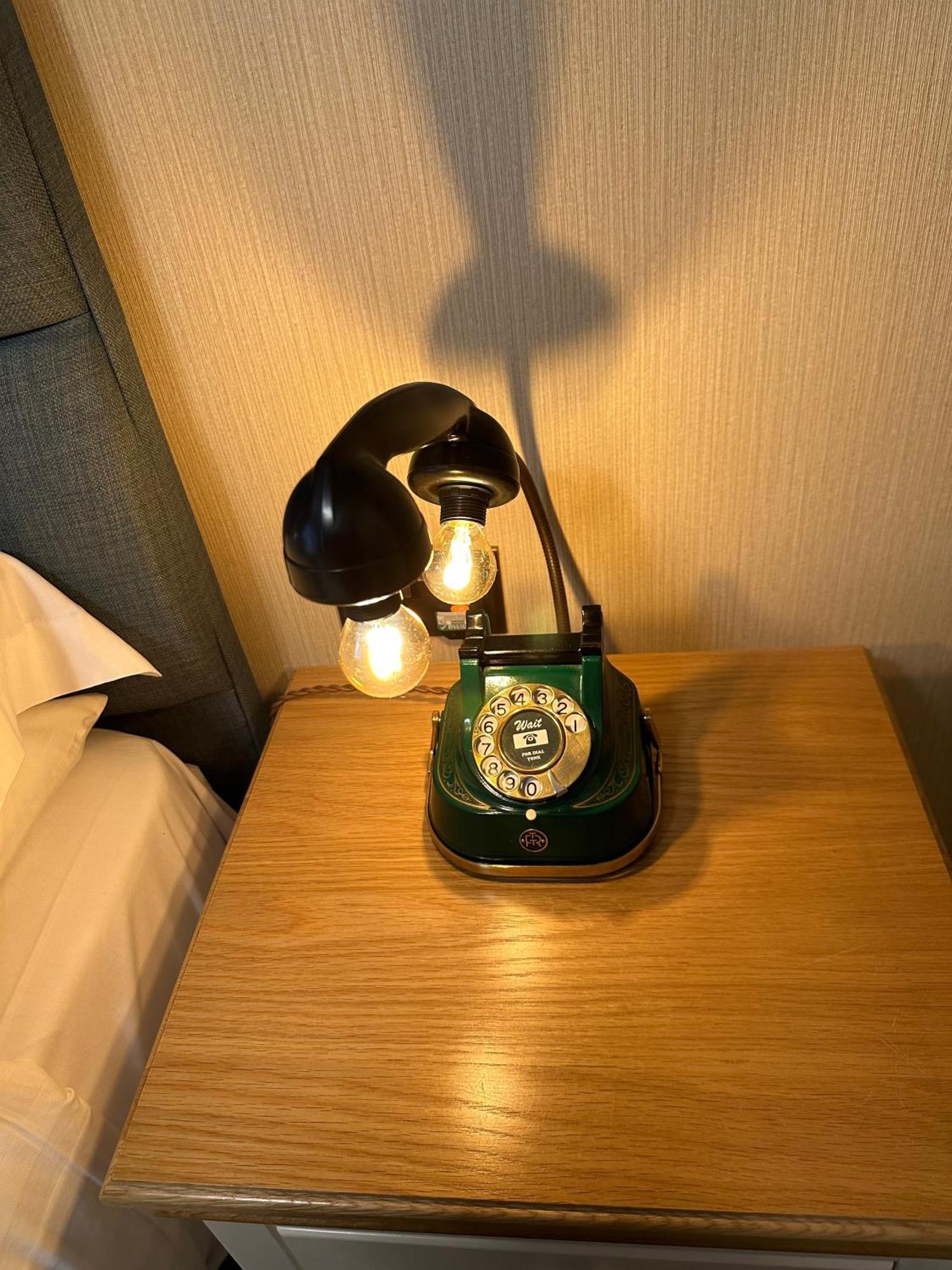 Chester House Guest House Екстериор снимка A telephone lamp