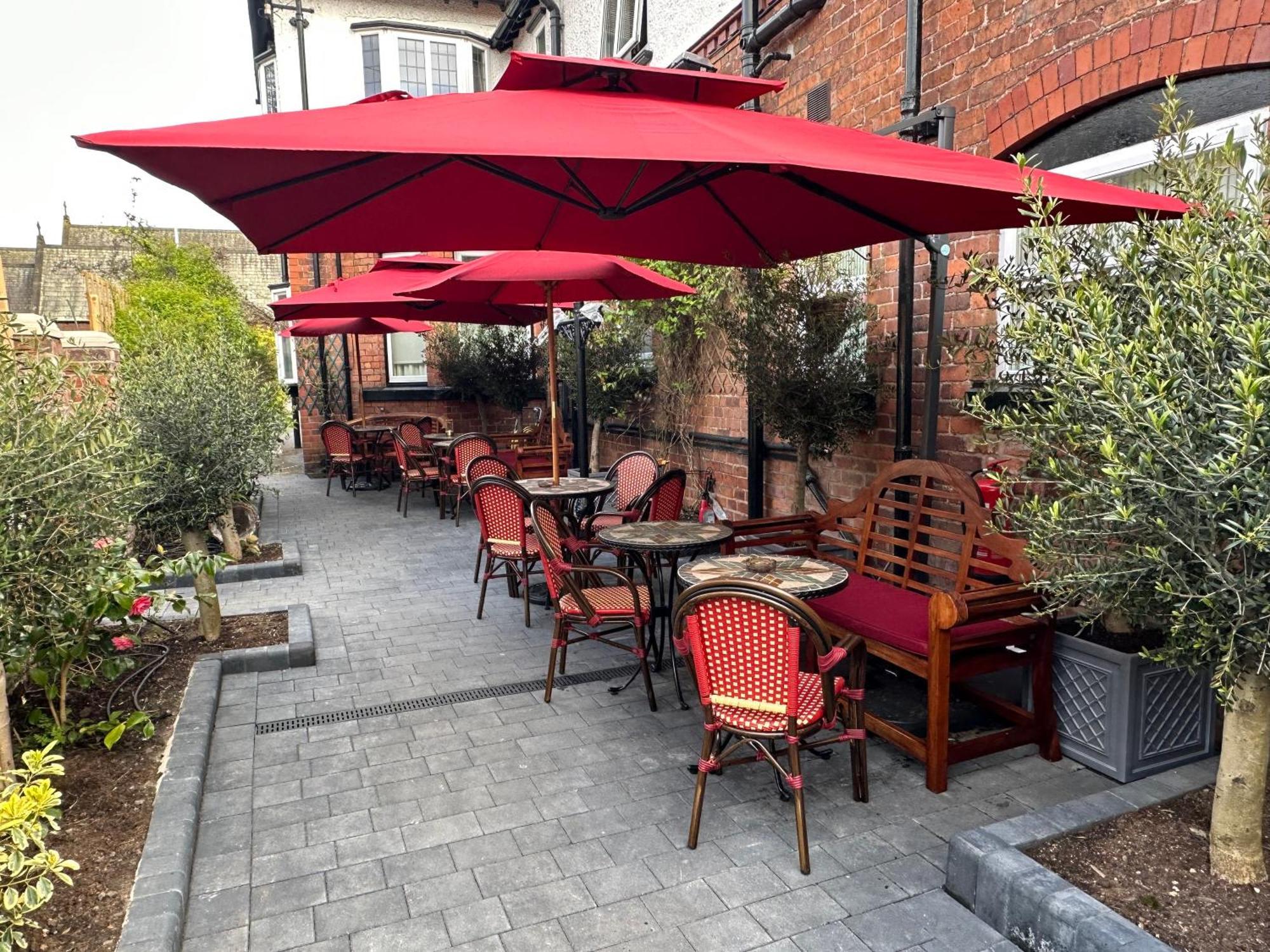 Chester House Guest House Екстериор снимка The restaurant's outdoor seating area