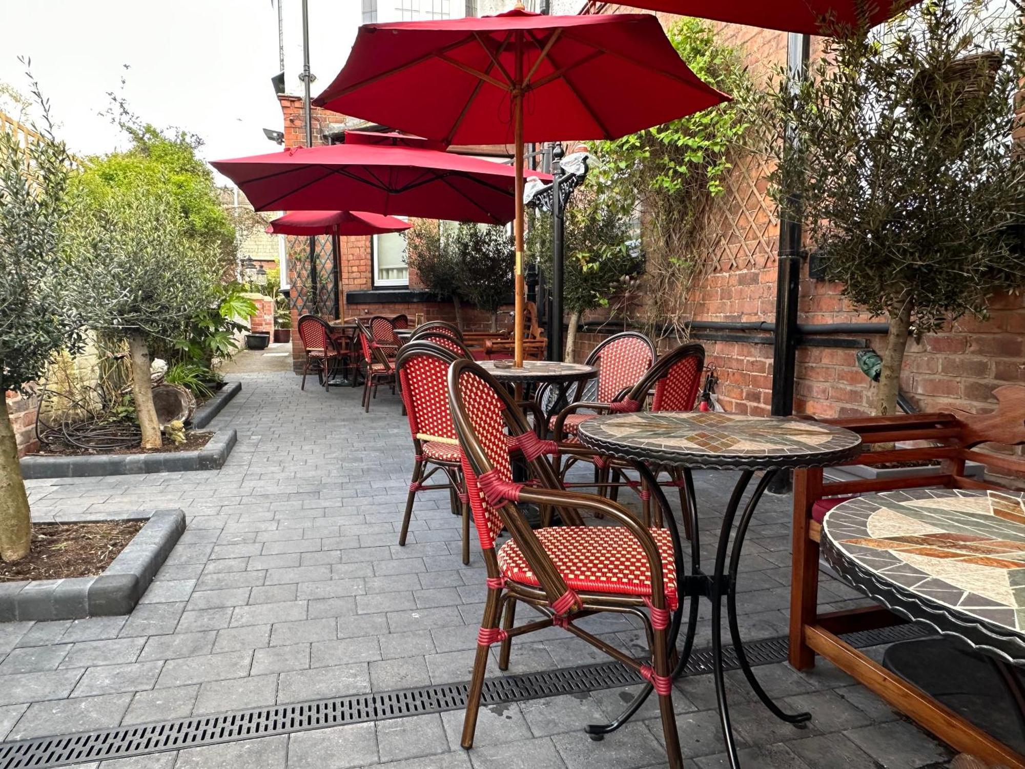 Chester House Guest House Екстериор снимка The courtyard at the Old Bank Hotel