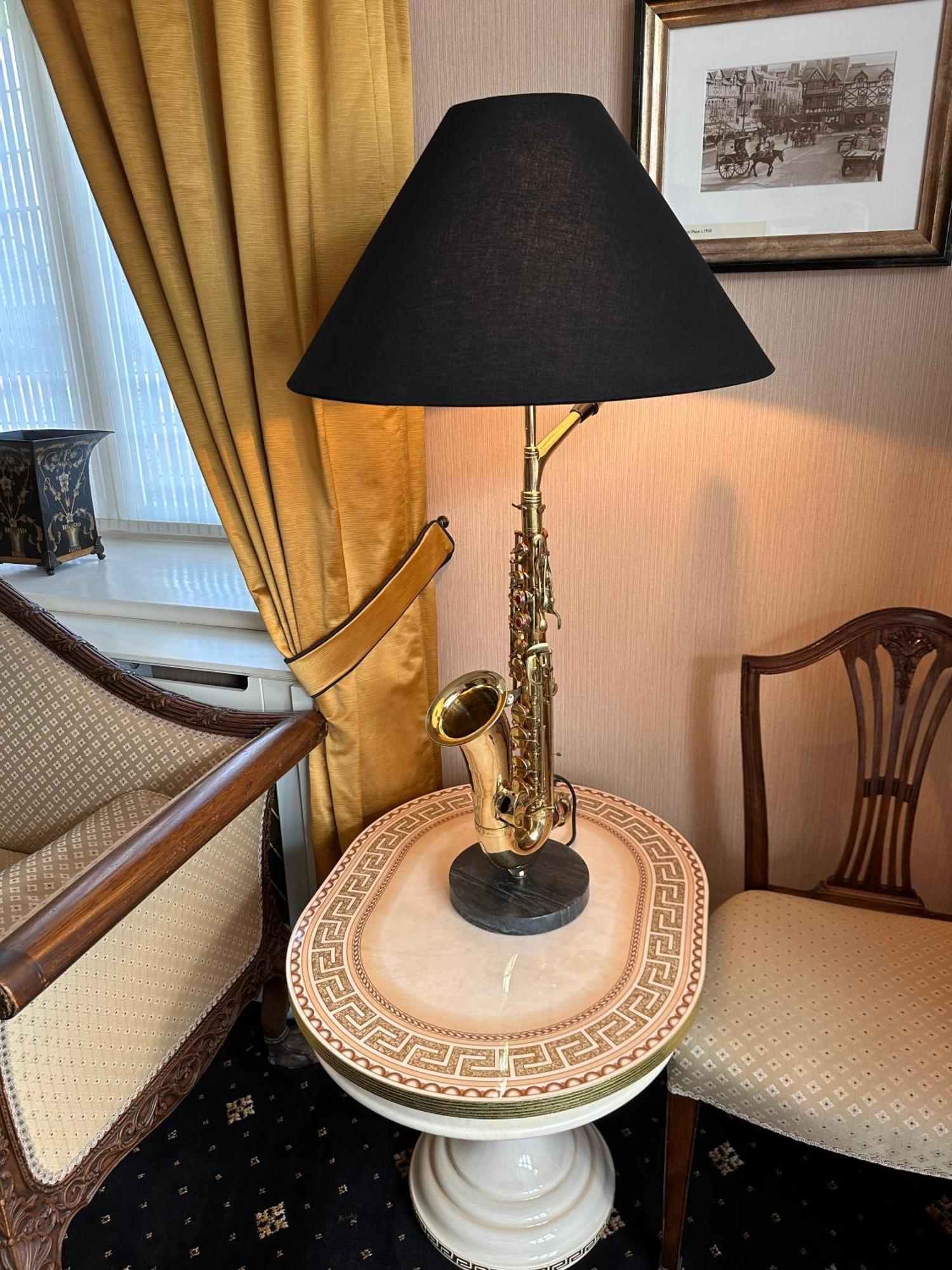 Chester House Guest House Екстериор снимка A saxophone lamp